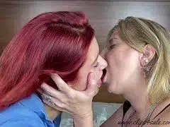 Lesbe mit roten Haaren verwöhnt ihre blonde Freundin mit der Zunge