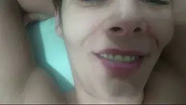 Madrasta tirando a virgindade do enteado novinho,o garoto gozou tanta porra que deixou a coroa toda melada