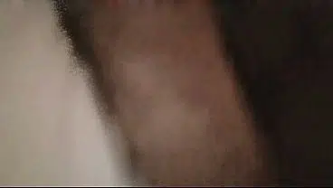 Madura peluda se deja coger en la primera salida