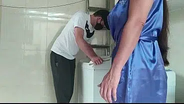 Marido de aluguel pauzudo foi consertar a máquina de lavar a acabou comendo a cliente casada