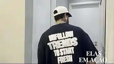 Pegou a melhor amiga casada no flagra dando para o marido. Casadinha, deliciosa, foi tomar banho na casa da amiga e o marido acabou fudendo a safada.