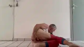 Cavalgando de calcinha fio dental vermelha