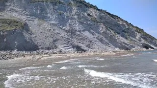 Delgadito Exhibicionista Se Graba Haciendo Nudismo y Los Senderistas le Miran Desde Arriba