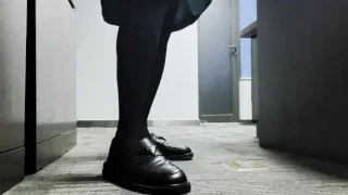 在没人的房间里穿着喜爱的jk制服自慰，很快就射精了~！