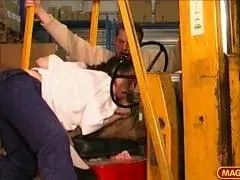 Mädchen aus Deutschland fickt mit dem Staplerfahrer