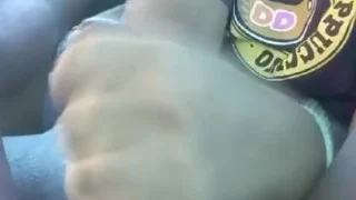 Masturbo a mi amigo de enorme y gruesa polla en el auto.