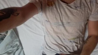 nudo con le mutande abbassate geme di orgasmo intenso