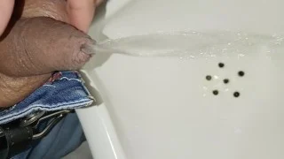 pissing desesperado en baño publico,masturbacion, casi me pillan primer plano