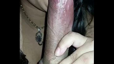 Primer plano Mamando la polla y Lamiendo el frenillo con la lengua