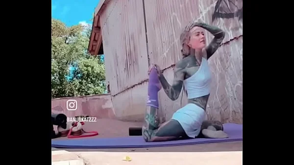 Stretches #yoga #stretches #inkedgirl #tattoo #tattoos #inkedsport #inkedyoga #tattooyoga