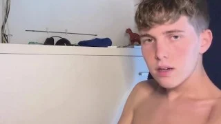 Twink con fimosis se masturba en publico por primera vez